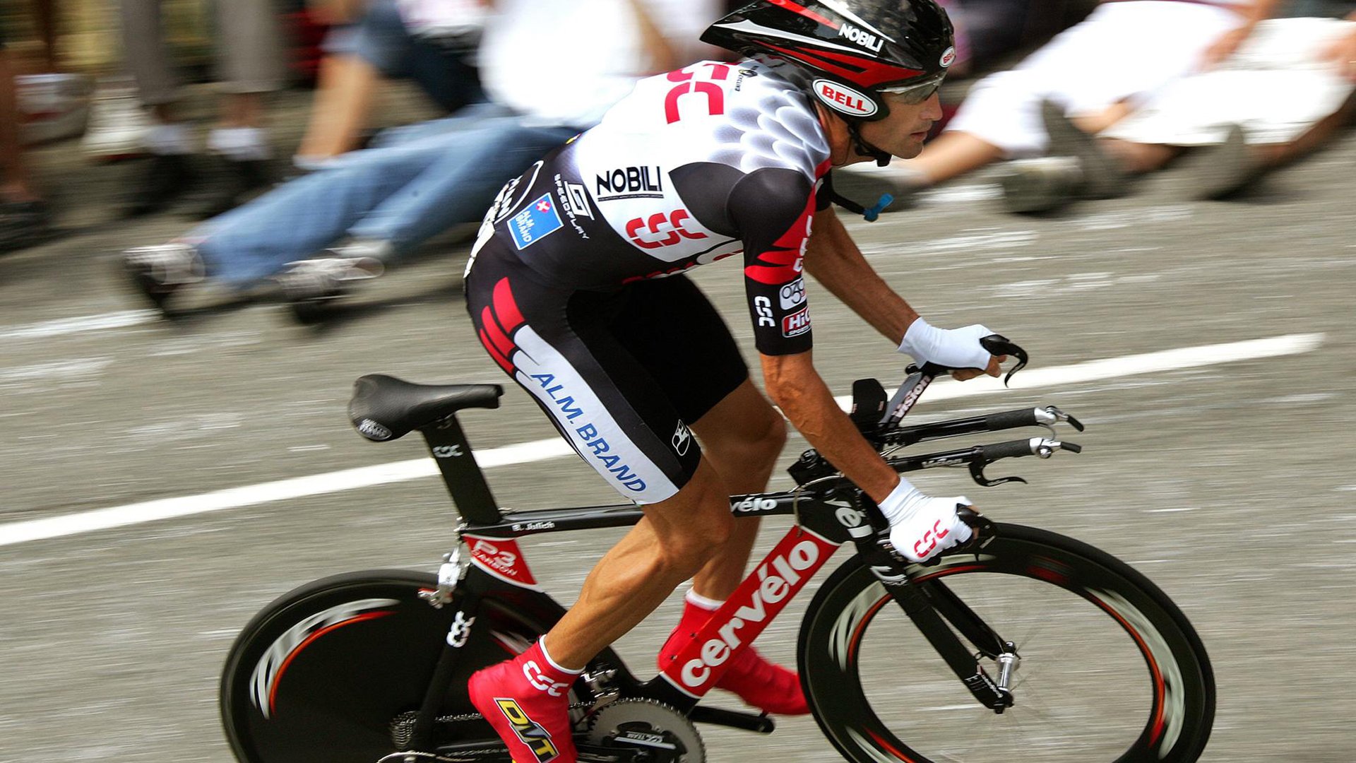 詹姆斯迎来二十赛季高光表现，巴黎圣日耳曼球迷沸腾！